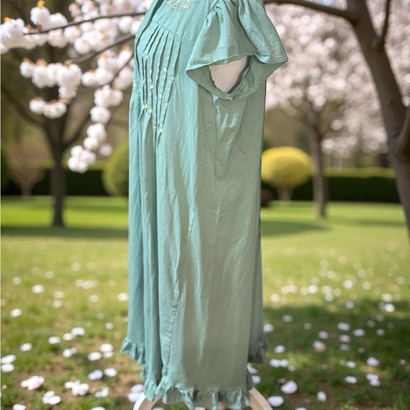 Cover Corner Embroidered Button-Down Midi Dress in Light Green - Picture 3 of 5